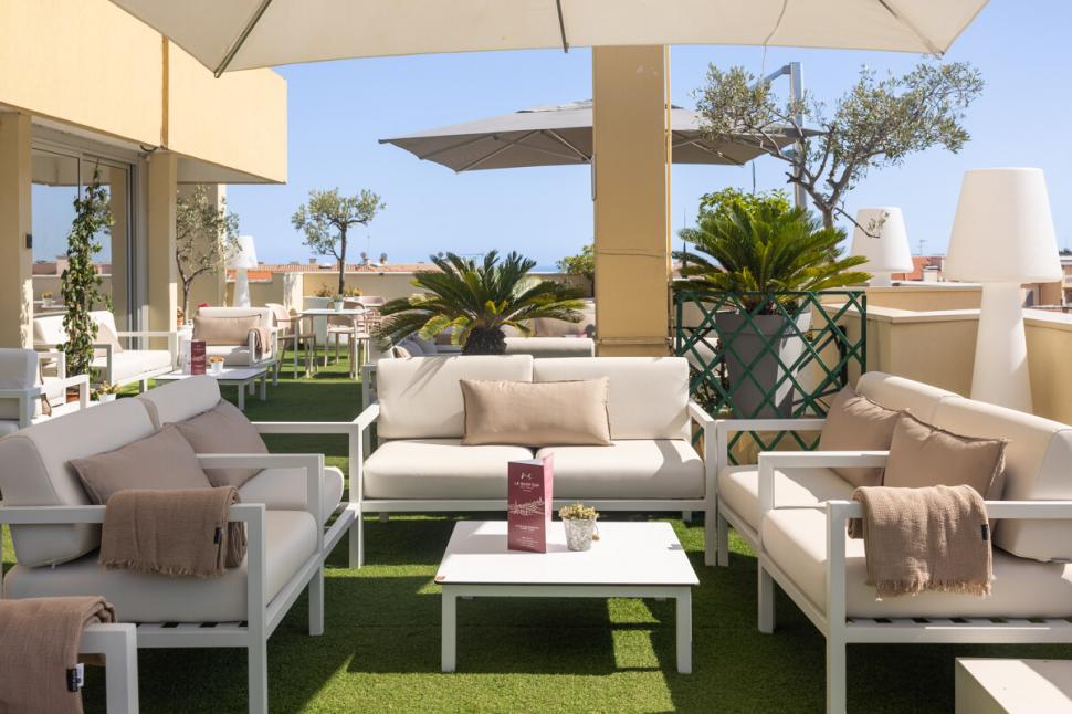Rooftop & Bar